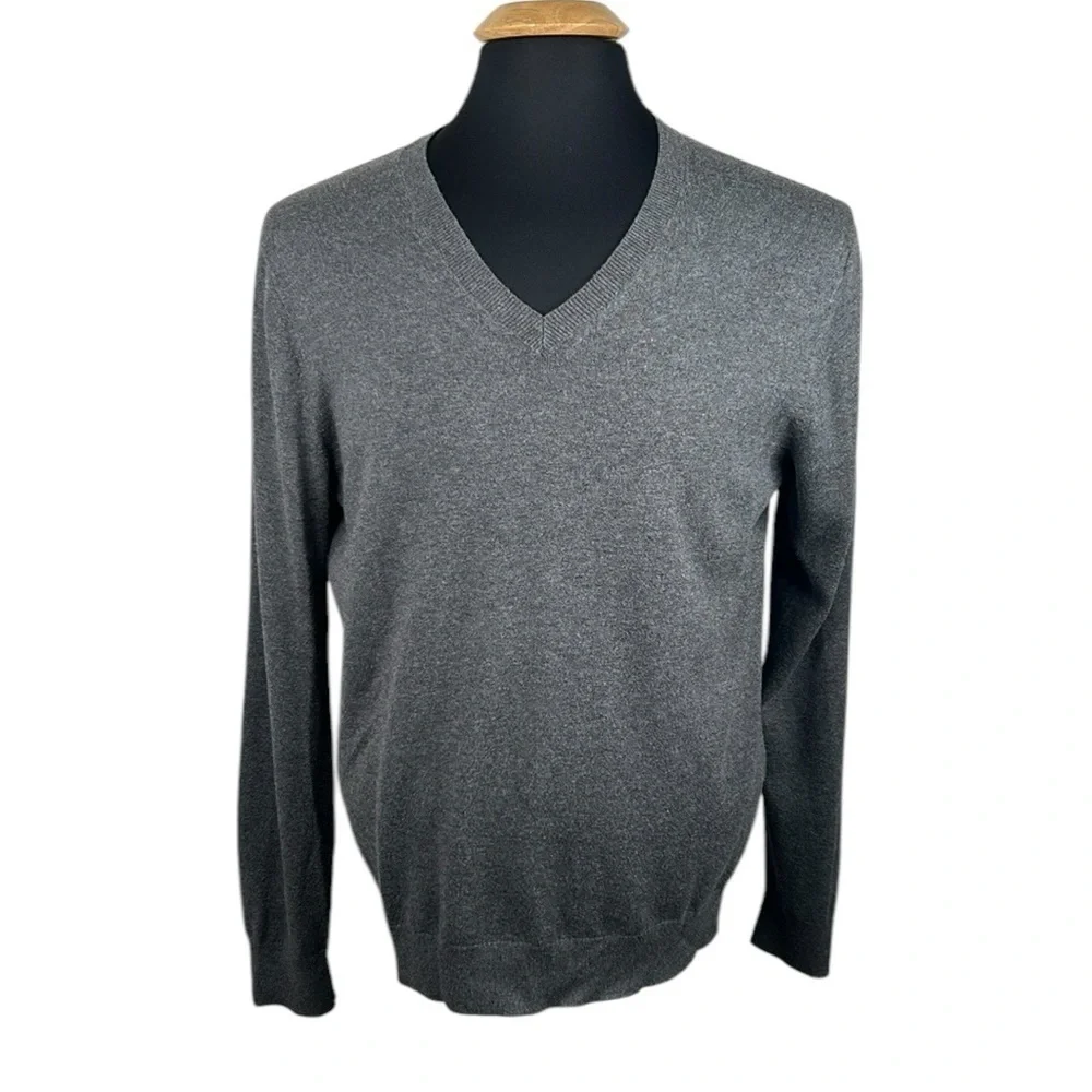 Banana Republic Men's Gray Super Soft Silk Cashmere Blend V-Neck Sweater Size M‎